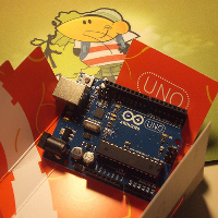 “Arduino Uno 1? per datunie disponible en http://www.flickr.com/photos/datunie/8291987438/ sota llicència CC BY-SA 2.0