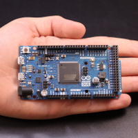 “Arduino due in hand” per Equip Arduino